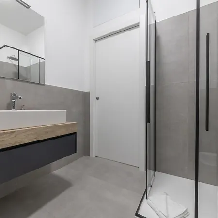 Modern And Comfortable In Cenisio Area Apartman